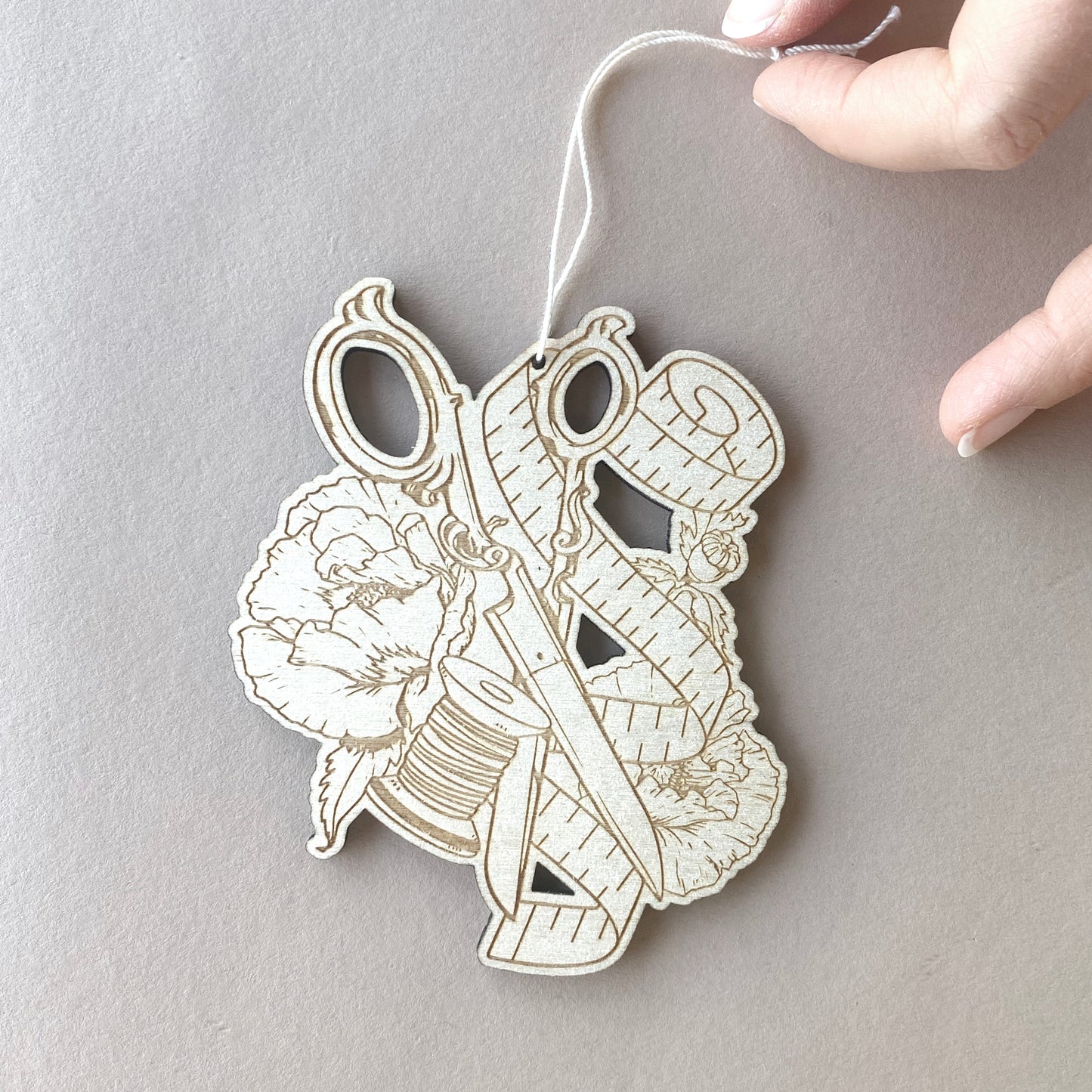 Sharp & True – Tattoo-Inspired Shears Ornament