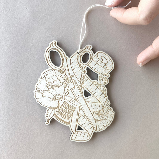 Sharp & True – Tattoo-Inspired Shears Ornament